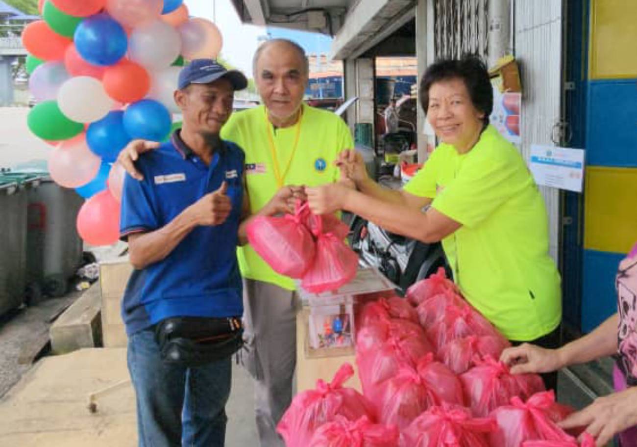 In a collaborative effort to support the underprivileged during the holy month of Ramadan, Ihsan Johor and Yayasan Suria JB have launched "PROJEK N.A.S.I.".