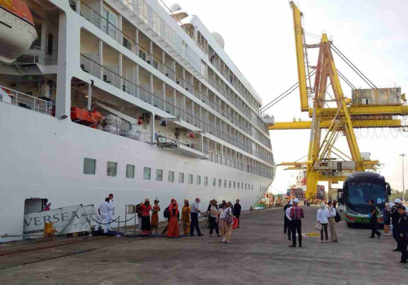 Luxurious Silver Cruise ship makes first stop in Sarawak