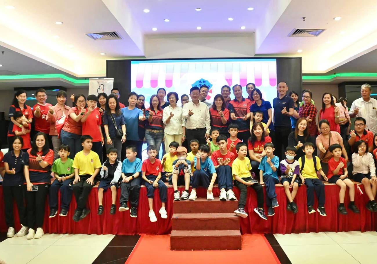 Penang CM celebrates with special needs pupils at Prangin Mall