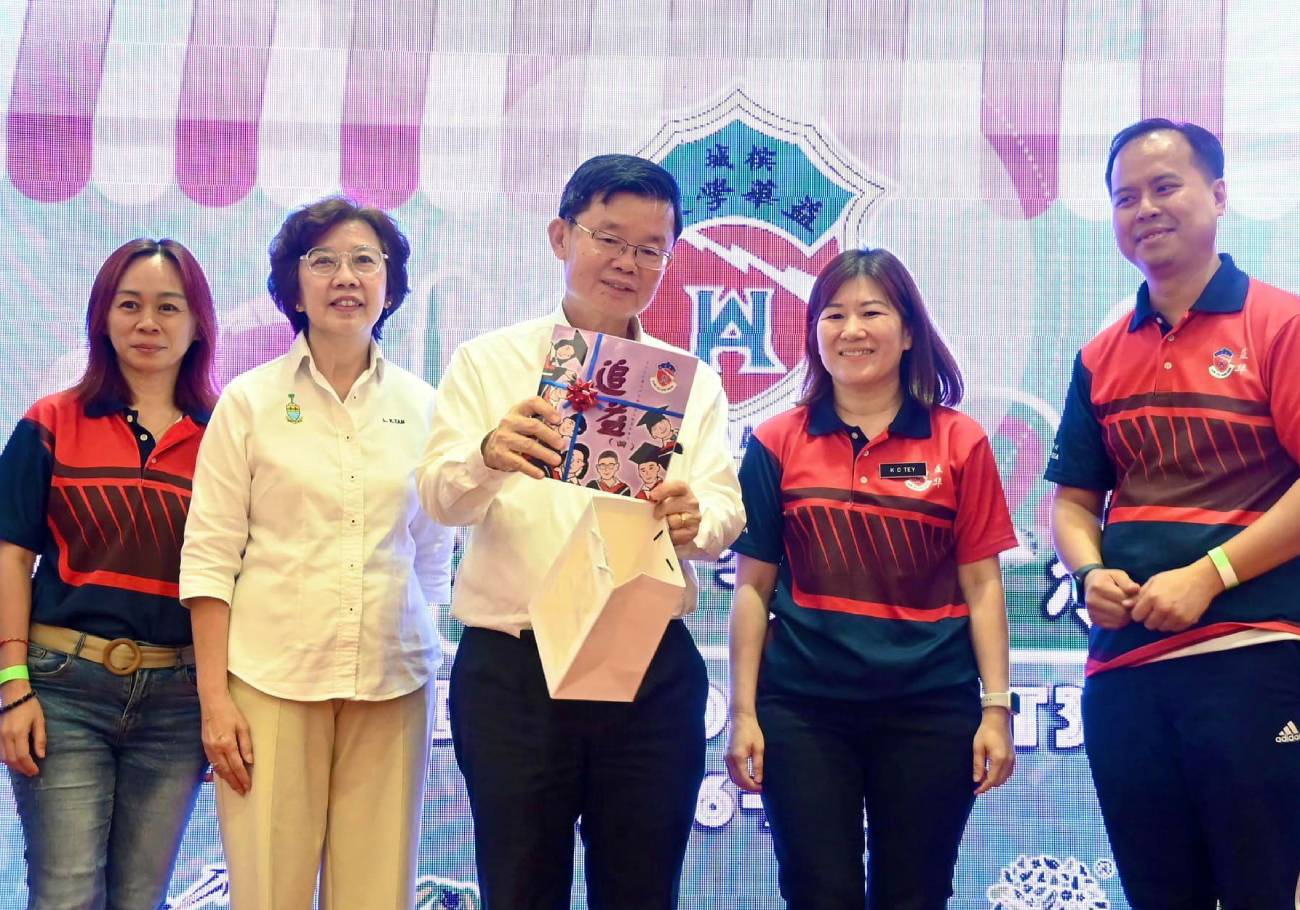 Penang CM celebrates with special needs pupils at Prangin Mall