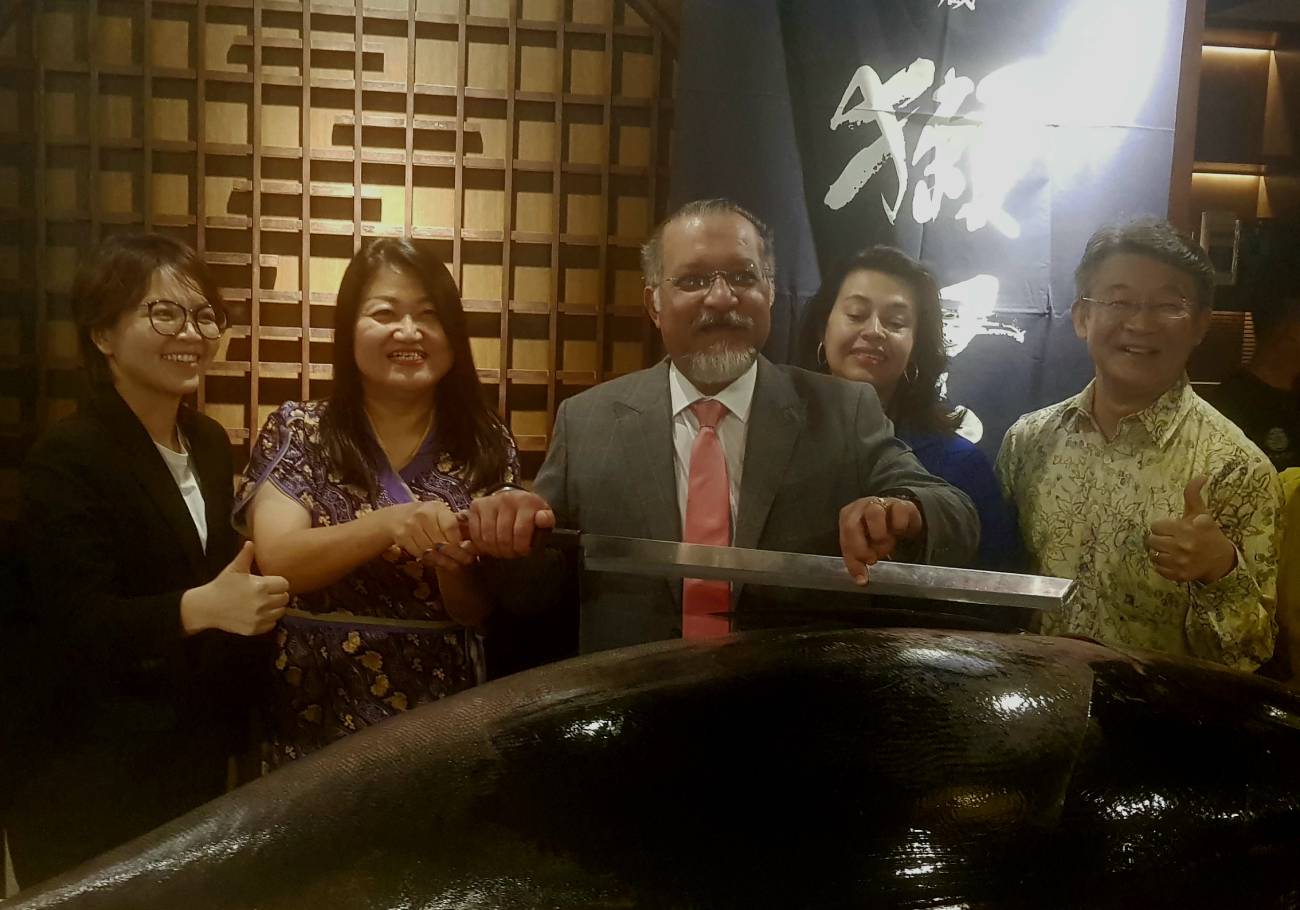 Haku sets record with largest tuna cut in Malaysia