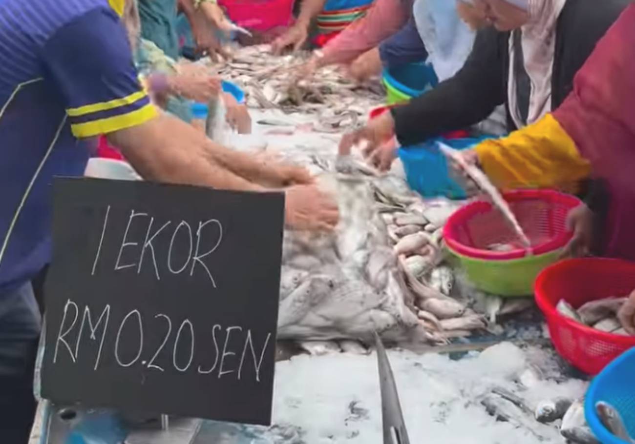 Jon Tikam Batu’s 20 sen fish sale feeds the community