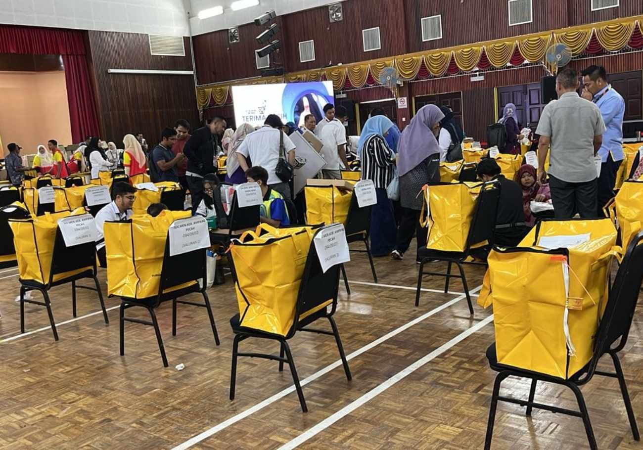 Tindak Malaysia volunteer trains polling staff in action.