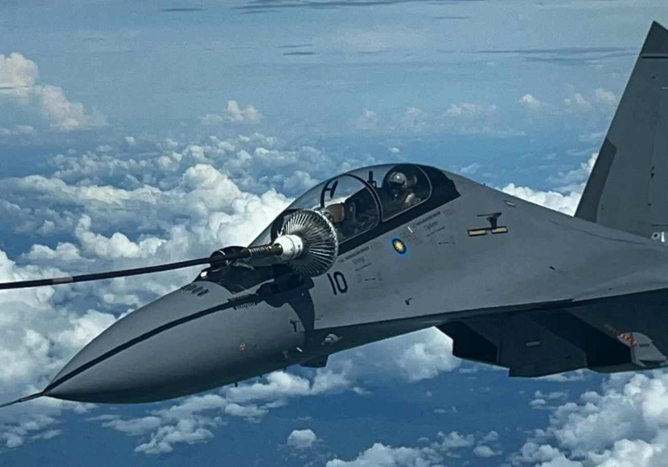 RMAF’s Sukhoi SU-30MKM refuels midair with U.S. aircraft