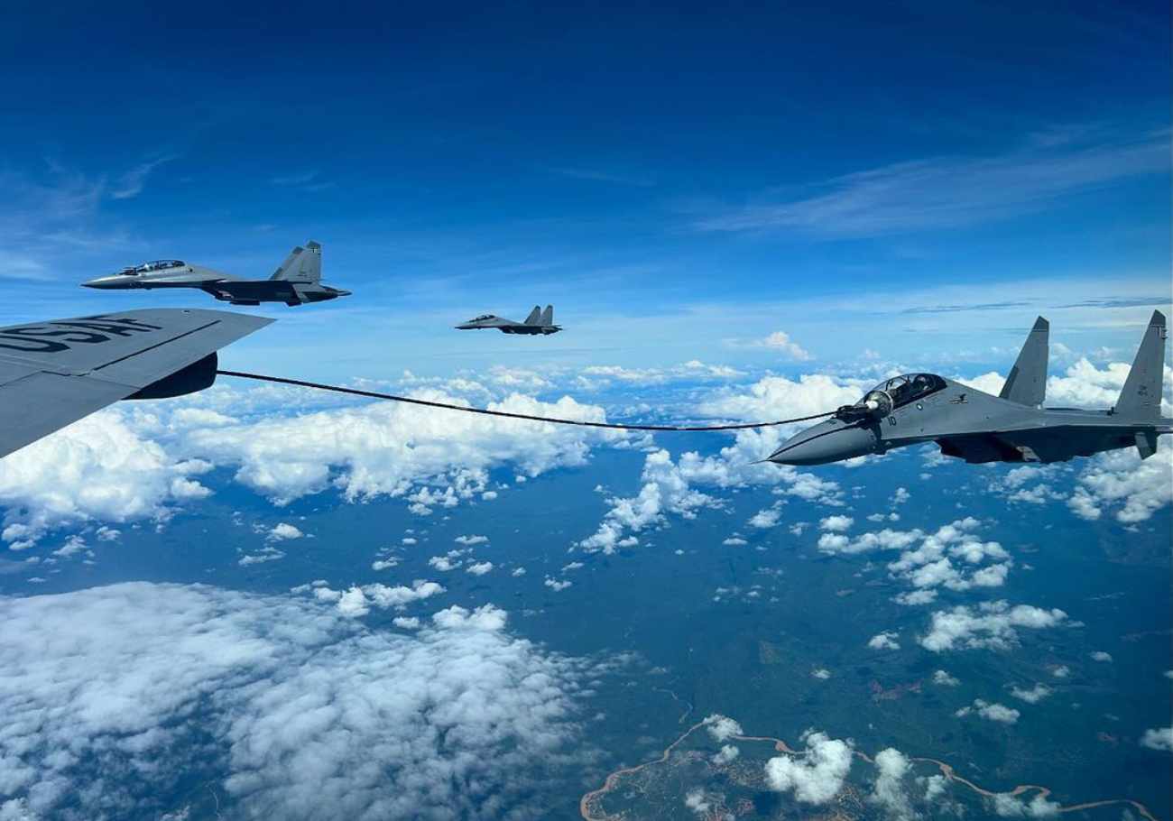 RMAF’s Sukhoi SU-30MKM refuels midair with U.S. aircraft