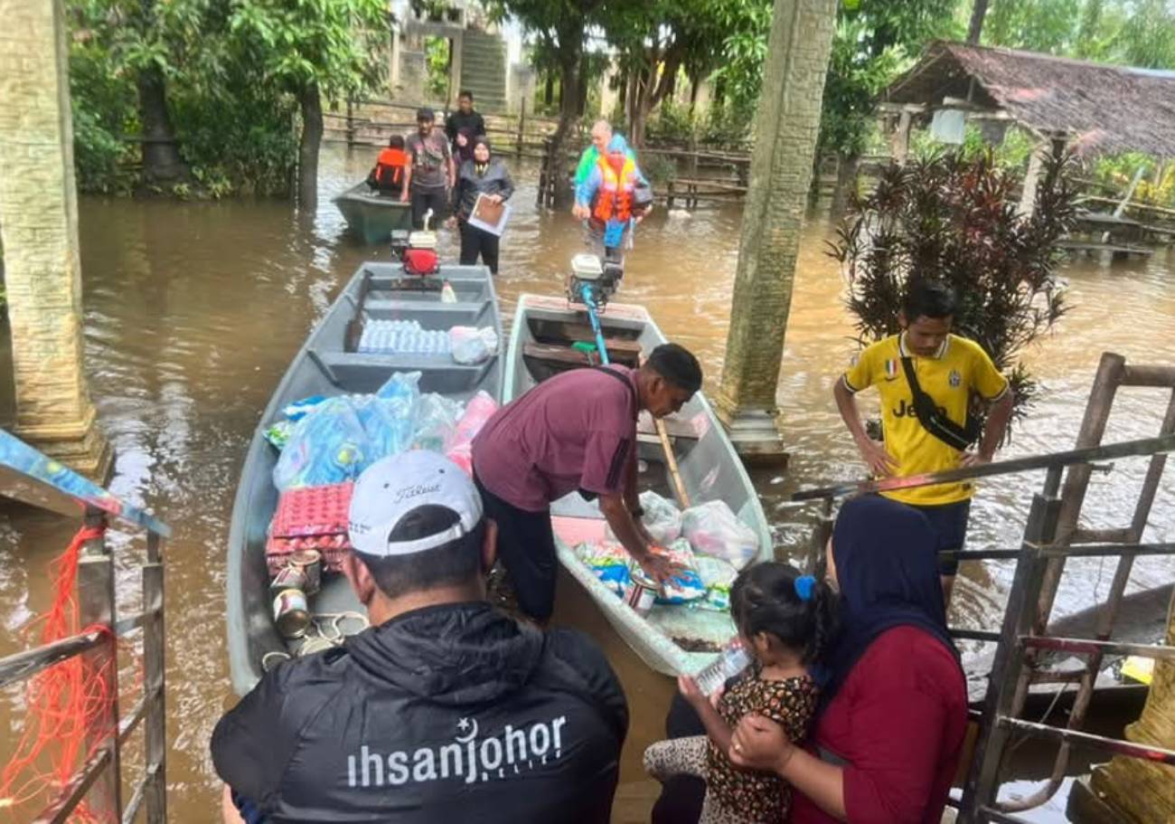 Yayasan Suria and Ihsan Johor aid Kelantan flood victims