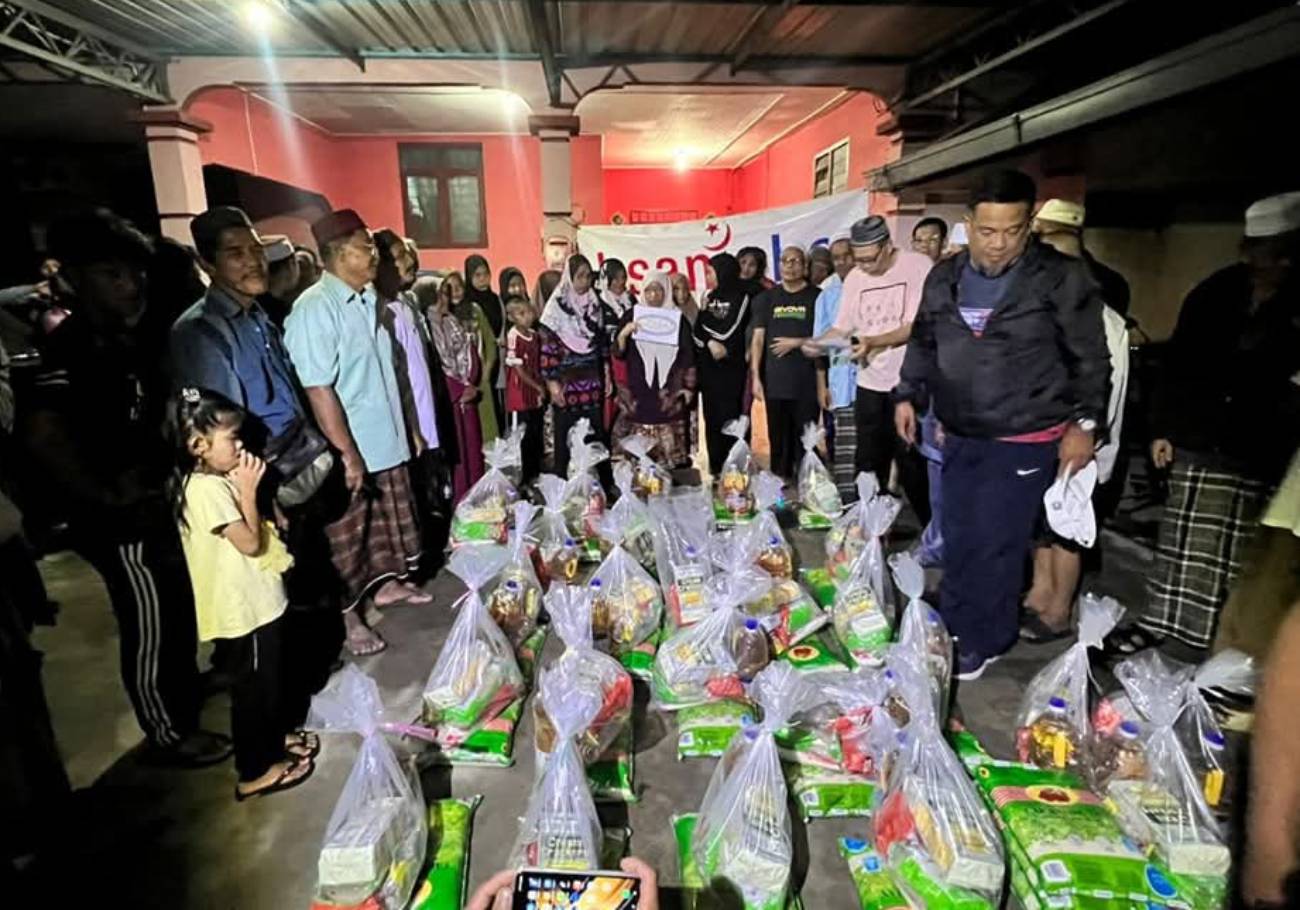 Yayasan Suria and Ihsan Johor aid Kelantan flood victims